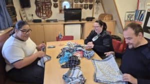 Wasvraatzakkoord leden Zeekadetkorps Lelystad met kleding op tafel, rookalarmen, en maritime decor.